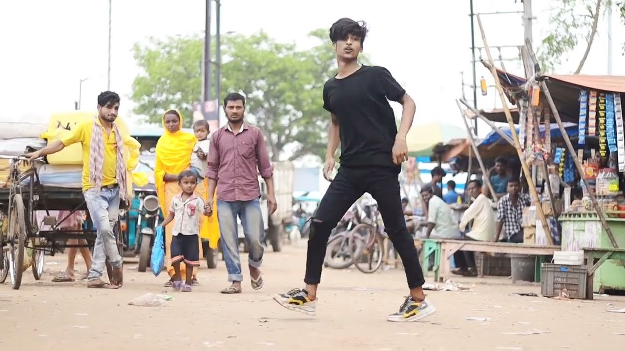 College ki Ladkiyon Dance In pubilc place | viral video | ek bar dekhoge toh | bar bar dekhoge