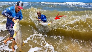 Inacreditável Olha O Tamanho Do Peixe Que Encontramos Boiando No Mar Pesca De Praia