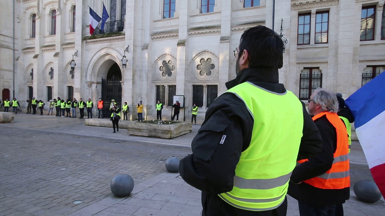 actualités 意味 Les gilets jaunes se sont regroupés devant la mairie