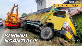 DEREK TRUK COLT DIESEL MASUK PARIT, MUATAN TUMPAH