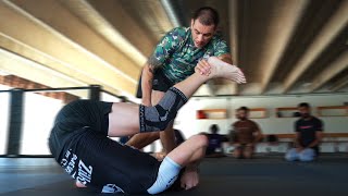 Vince Barbosa Shows How To Pass Scoop De La Riva And Take The Back
Vince Barbosa Shows How To Pass Scoop De La Riva And Take The Back Vince Barbosa Shows How To Pass Scoop De La Riva And Take The Back