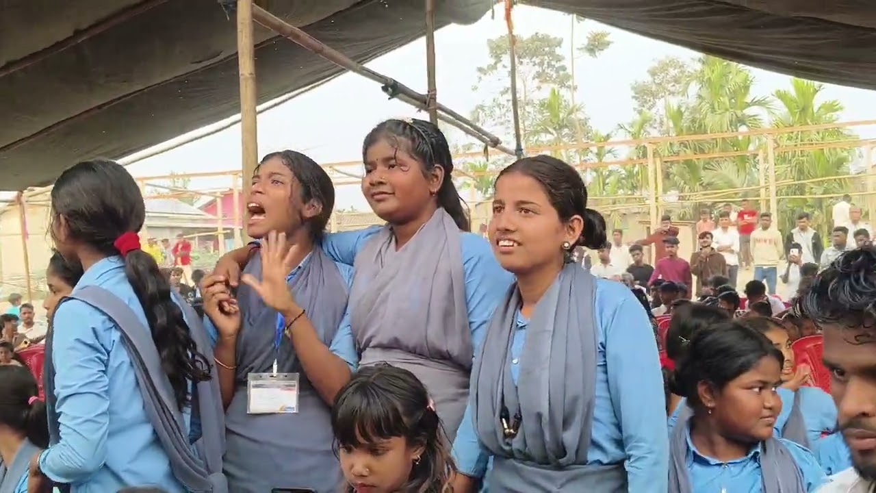 লাল শাড়ি পরিয়া কন্যা কান্দে 