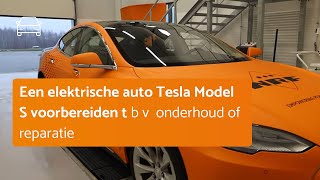 Een elektrische auto Tesla Model S voorbereiden t b v  onderhoud of reparatie