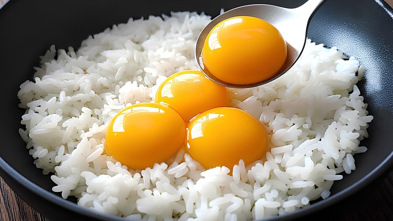 Так вкусно и просто, что хочется готовить его каждый день! Рис с яйцами на сковороде.