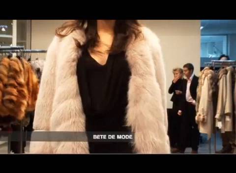 Vidéo: ❶ Comment Porter Une écharpe Avec Un Manteau De Fourrure