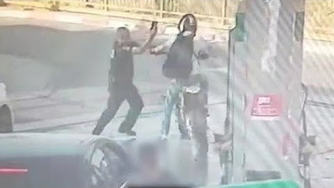 נהג רוכב אופנוע נמלט ל שוטר ש עיכב לאחר ש נסע ללא לוחיות רישוי