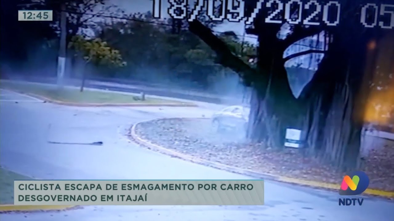 Ciclista escapa de esmagamento por carro desgovernado em Itajaí