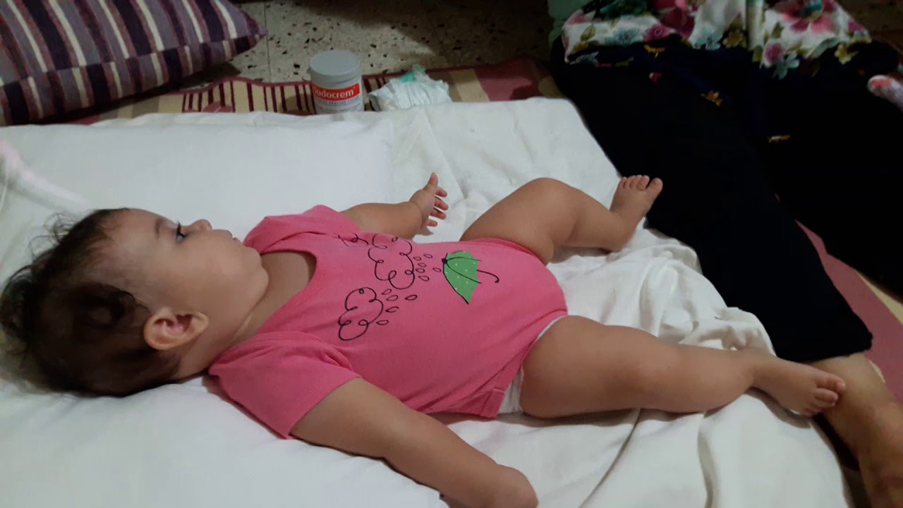 minik bebek gökçen anneannemle oynuyor. YouTube