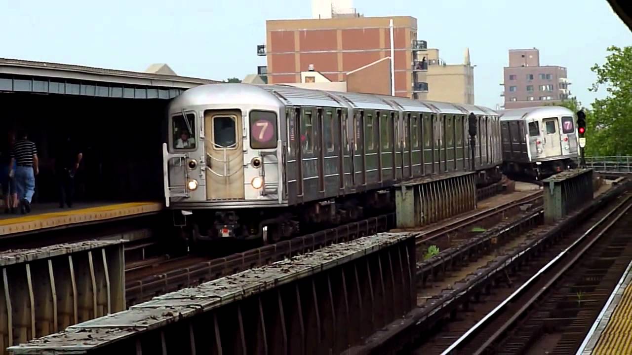 R62A 7 local and Express trains at 46th Street - Bliss