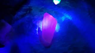 Minerales y gemas vistas con luz ultravioleta