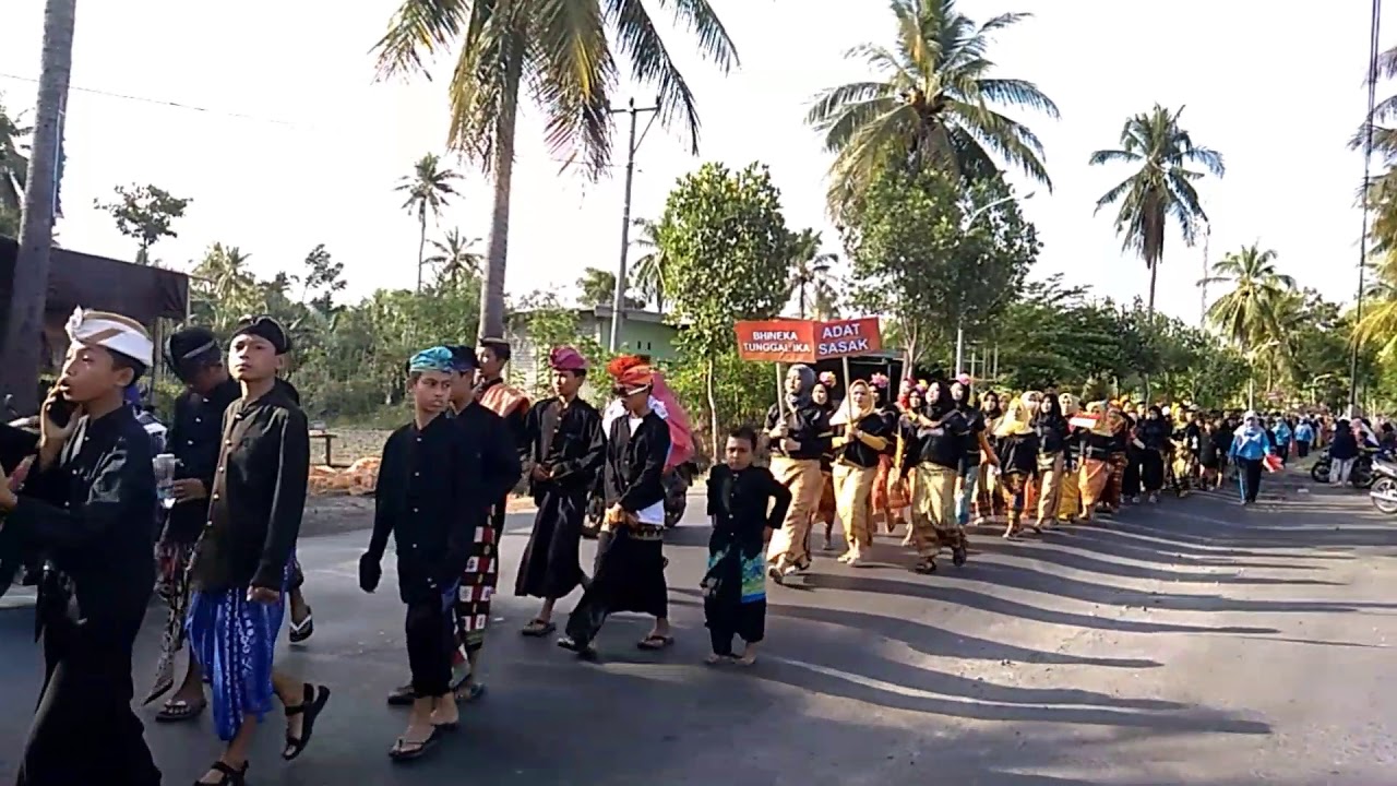 pawai alegoris SMPN 2 Labuhan Haji menyambut HUT RI ke 74