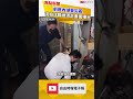 前進內湖受災區 沈伯洋蹲地清淤畫面曝光
