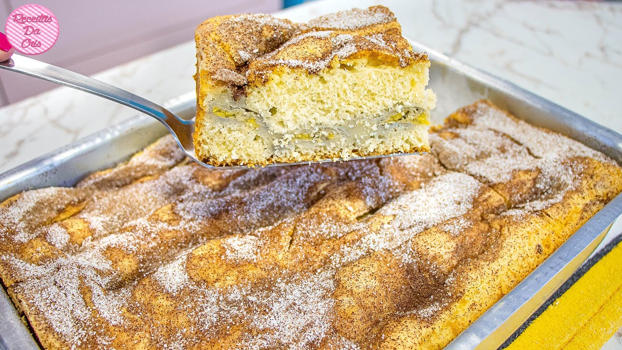 BOLO DE BANANA 🍌 QUE JÁ SAI DO FORNO RECHEADO COM COBERTURA CROCANTE DE AÇÚCAR E CANELA