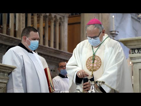 Video: Hispanski Biskup Napadnut Je Dok Je Slavio Misu