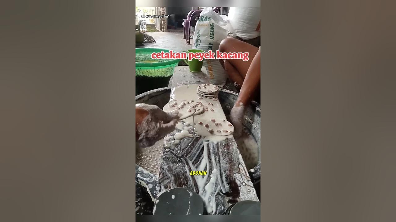 Proses membuat peyek kacang Proses membuat peyek kacang