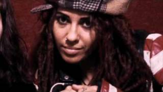 Linda Perry Bio 2 of 4