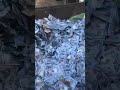 رمي الدولارات في النفاية