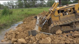 Bulldozer Pushing Dirt - Bulldozer Pushing land - Dozer Equipment Working