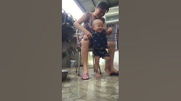 Đập cá lóc vào chân bé cho nhanh biết đi