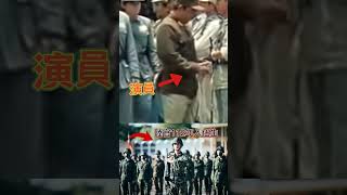 演員的持槍敬禮動作都比陸軍官校入伍生授槍代表的動作更標準，陸軍官校，你累了嗎？還是你根本不會教？