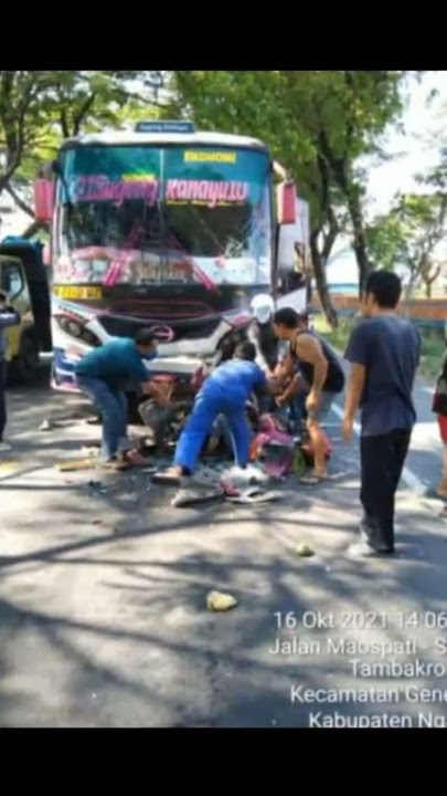 Detik detik bus sugeng rahayu VS bus mira VS motor. #sugengrahayu  #bussugengrahayu