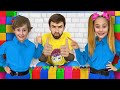 Sasha les enseña a los niños las reglas de conducta y limpieza en lego playhouse