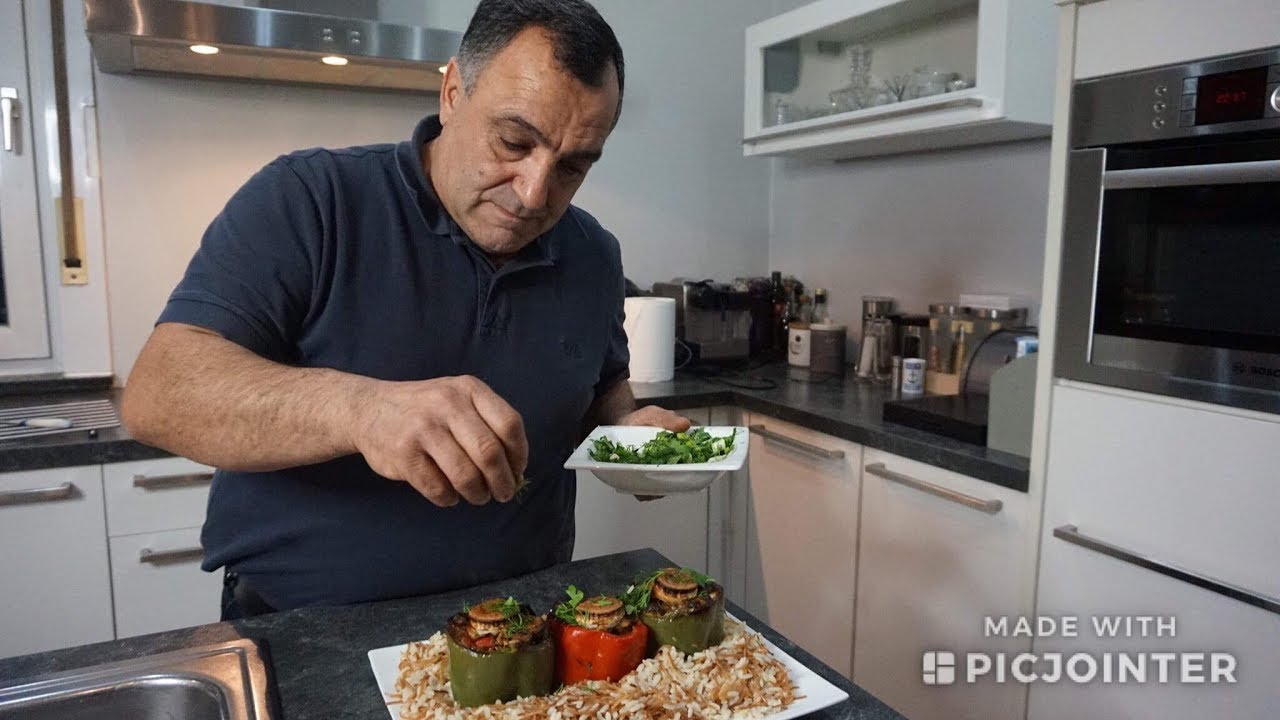 Болгарский перец фаршированный мясом и овощами  с гарниром из жаренной вермишели с рисом