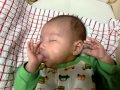 トモ君指しゃぶりが板に付いてきました。 2011-11-4
