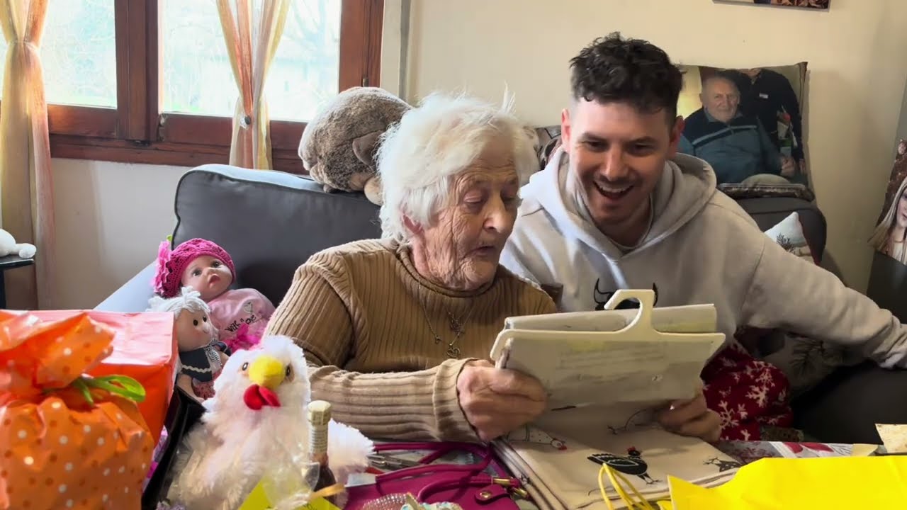 Nonna Luigina apre un pacco regalo bellissimo da Torino