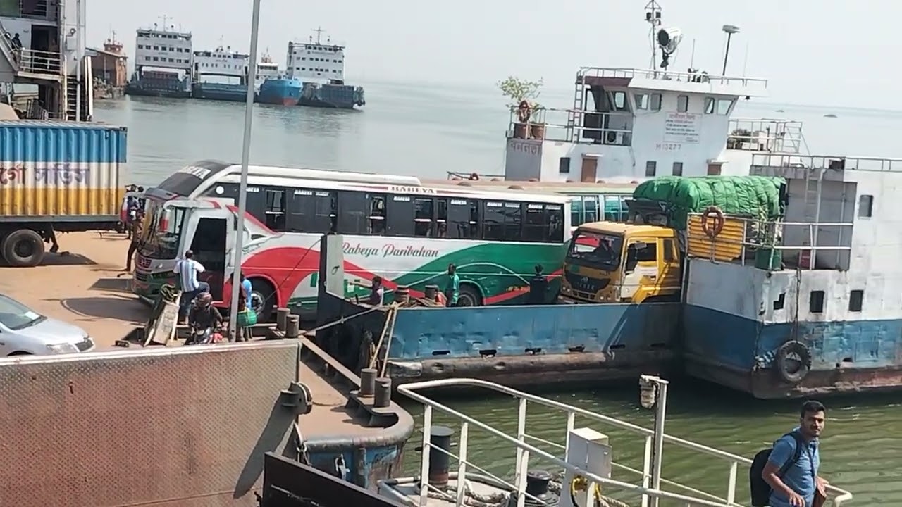 ফেরি থেকে বাস নামছে ঢাকার উদ্দেশ্যে রওনা দিবে