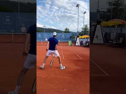 هذا اللاعب كسر قواعد التنس