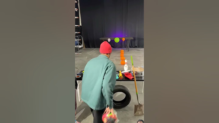 First to the green balloon wins 🟢🟢 #challenge #games #sports #dudeperfect #ballonchallenge