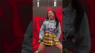🥵 Emilia Mernes bailando INTOXICAO en su concierto #shortsfeed