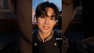 v is so cute and beautiful men in the world 🌍🌍🌎🌎🌎 bts #kimtaehyung 💝💝💝💝