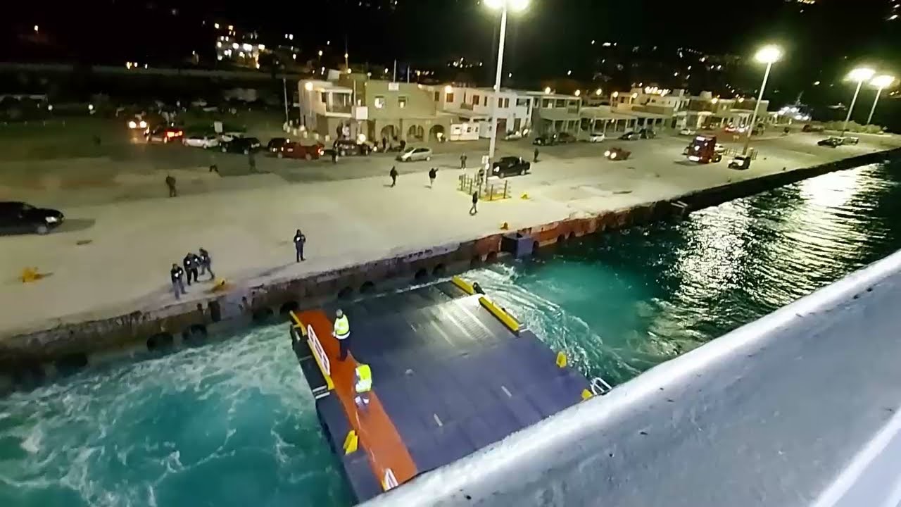 Mύκονος: άφιξη και αναχώρηση του πλοίου Blue Star Chios - Φεβρουάριος 2022