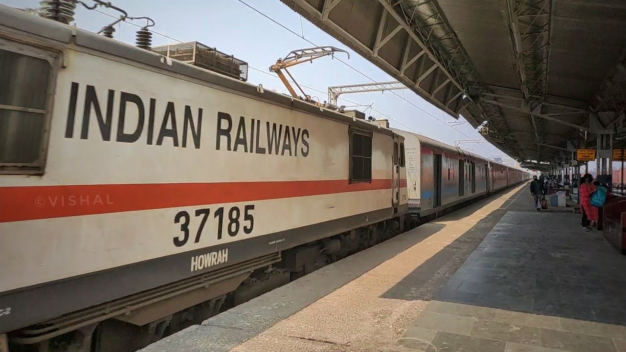 Dangerous Shrill Honking HWH WAP7 Charged New Delhi - Howrah Rajdhani Spl (via Patna) at 130 KMPH !!