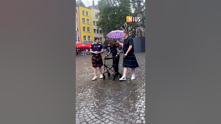 Schottische Fans halten älterem Mann den Regenschirm #nius #em