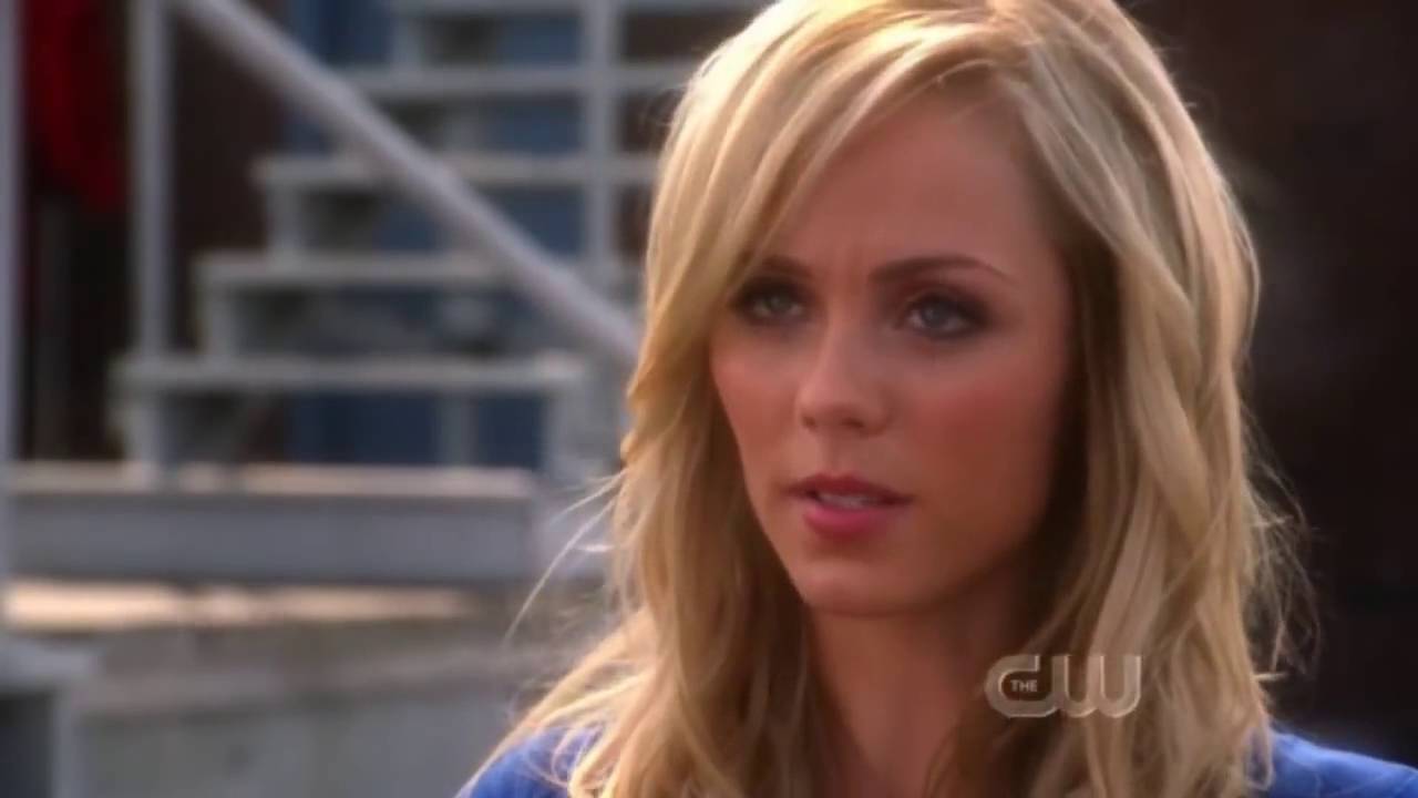 Supergirl Laura Vandervoort Returns To Smallville Today