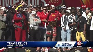 chiefs tight end travis kelce speaks, sings with teammates at rally