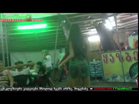 ქართველი გოგოები ცეკვავენ  ერთ ერთ კაფეში