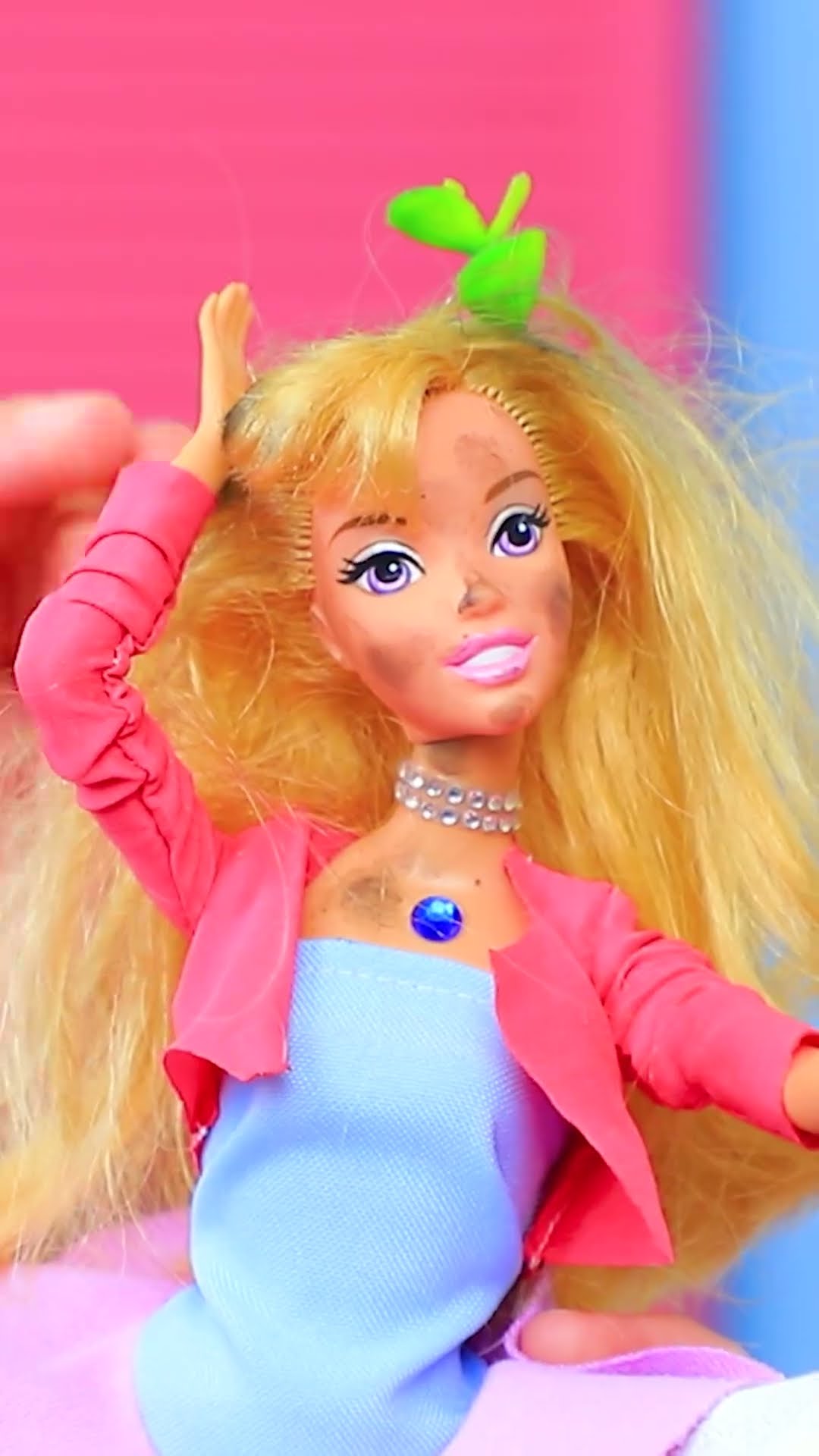 Barbie Diadopsi Keluarga Miskin! #shorts #troomtroom #barbie