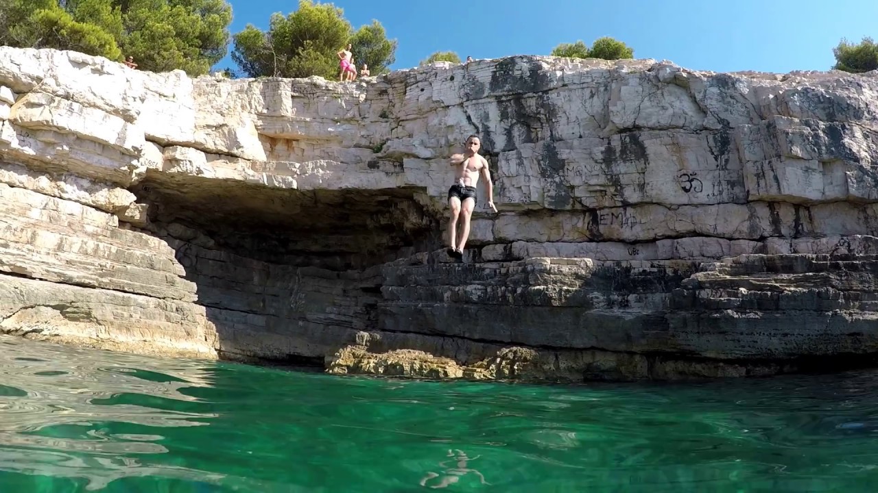 Chriss jump at Grotte von Pula