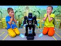 Vlad y Niki juegan con el juguete para niños Bat-Tech BatBot y salvan la ciudad