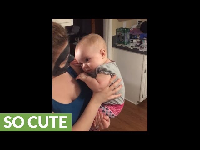Así reacciona este bebé al ver a su madre con una mascarilla negra en la cara