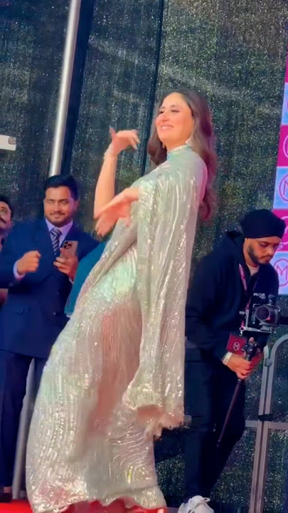 Kareena Kapoor Khan DANCES to her song 'Fevicol Se' at an event in a hot saree 🥵🔥 #shorts #kareena