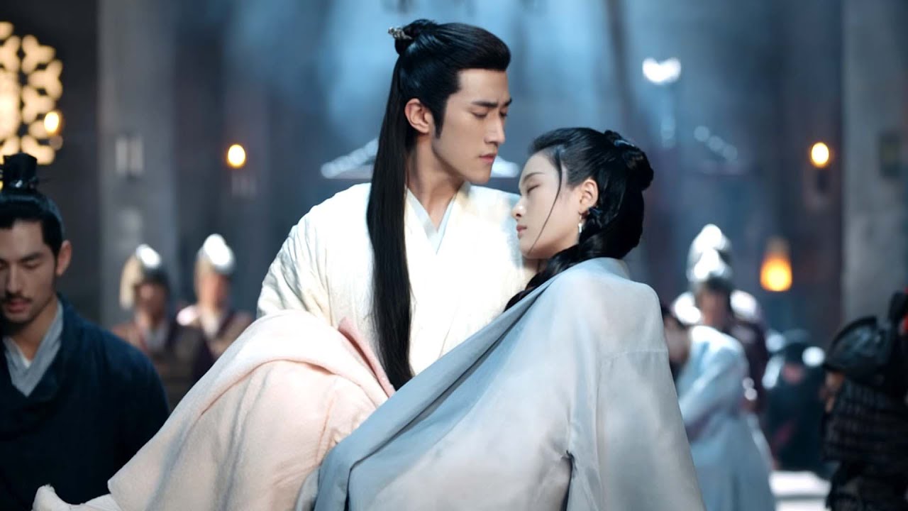 灰姑娘被抓入天牢欺負，王爺得知消息著急趕來救她，當眾脫下外袍將她緊緊裹在懷裡！#drama #张雪迎 #李治廷 #罗云熙
