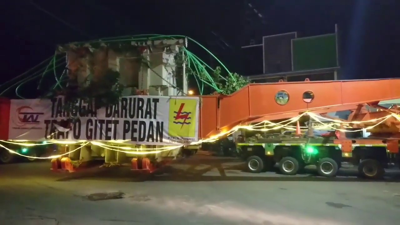 RANGKAIAN TRUK PENGANGKUT TRAFO GITET 500 kV melintas di ALUN ALUN LAMA UNGARAN