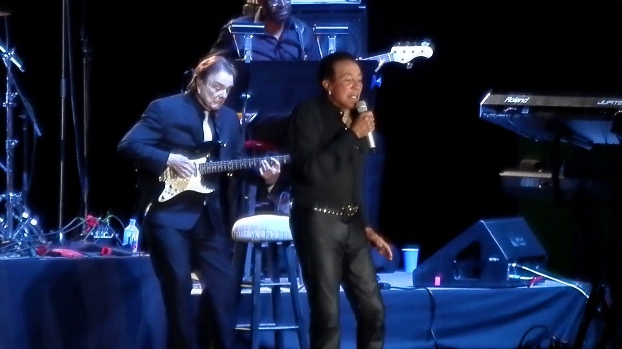'Motown Legend' Smokey Robinson "The Tracks Of My Tears" (LIVE) YouTube
