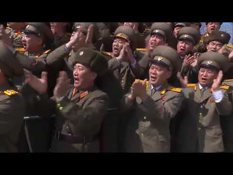 경애하는 김정은동지께서 조선로동당 제1차 선전부문일군강습회참가자들과 기념사진을 찍으시였다
