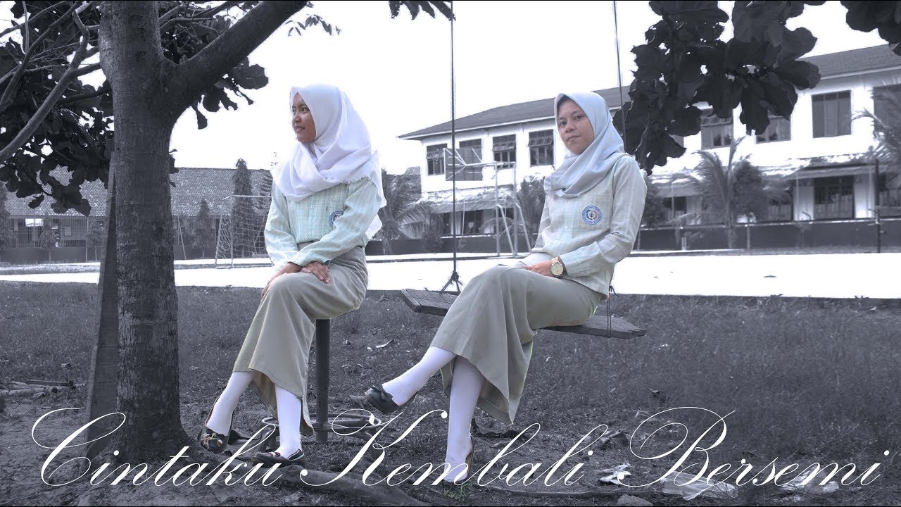 Oki Feat Clarissa - Cintaku Kembali Bersemi (Official Music Video) | SMA KARTIKATAMA METRO - YouTube